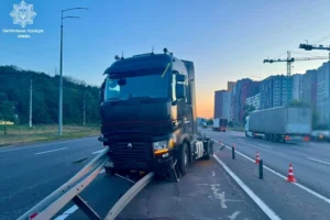 П’яний водій вантажівки врізався у відбійник на Столичному шосе: деталі ДТП