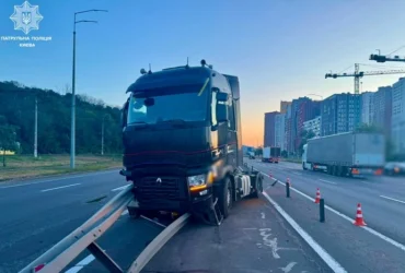 П’яний водій вантажівки врізався у відбійник на Столичному шосе: деталі ДТП