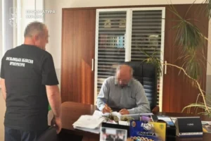 Розтратив майже 1,9 млн грн на закупівлях для шкіл: на Хмельниччині ув’язнили голову громади