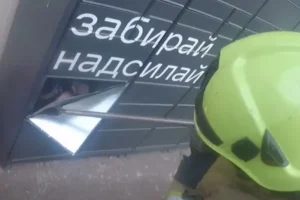 Рівне: рятувальники визволили 15-річну дівчину з поштомата (відео)