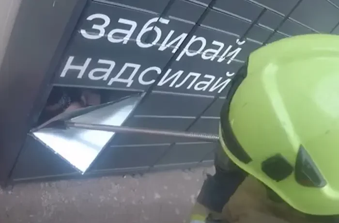 Рівне: рятувальники визволили 15-річну дівчину з поштомата (відео)