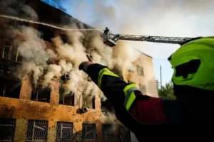 Удар по прокуратурі та ТЦК у Чернігові: з’явилось відео наслідків атаки