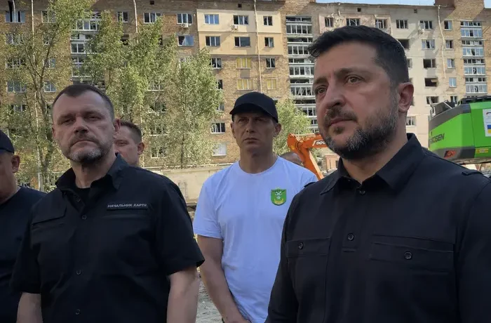 Зеленський оглянув місце удару в одному з районів столиці (відео)
