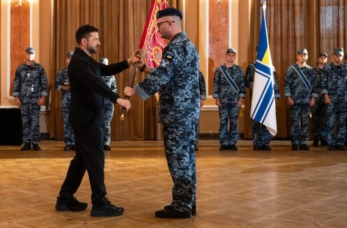 Президент зустрівся з воїнами ВМС та відзначив їх держнагородами