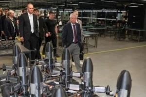 Сенатор США Ліндсі Грем сфотографувався із українським дроном P1-SUN