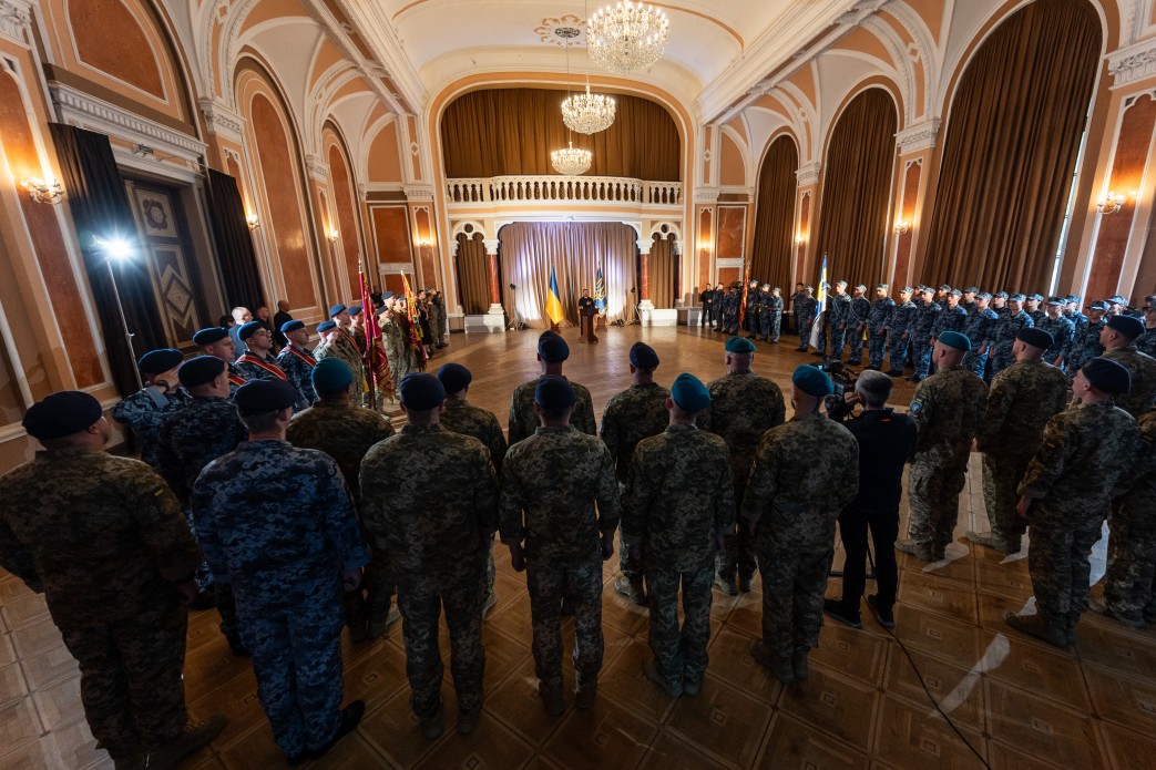 Президент зустрівся з воїнами ВМС та відзначив їх держнагородами фото 2