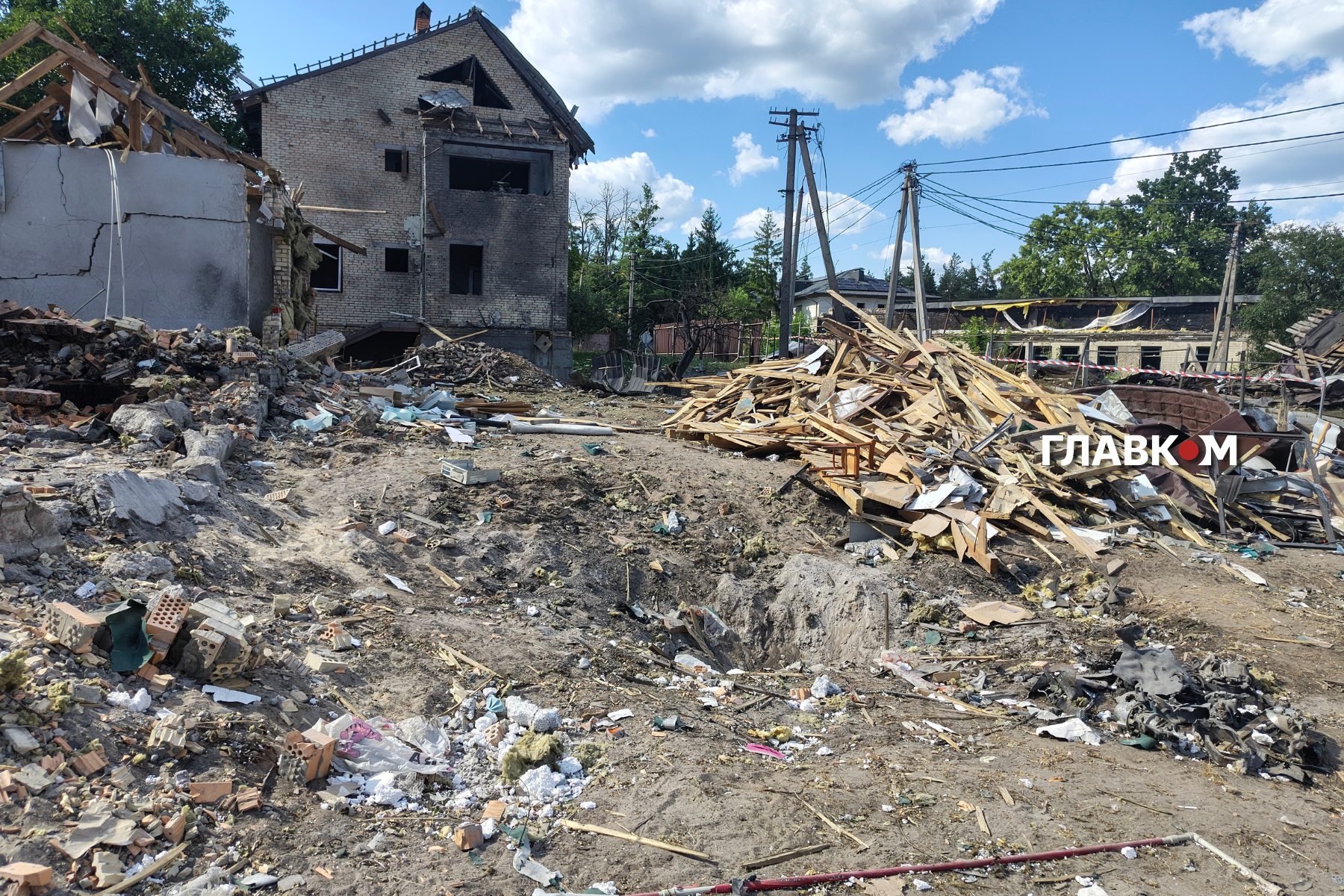 Зруйнована господарська будівля та недобудований будинок поруч із місцем прильоту