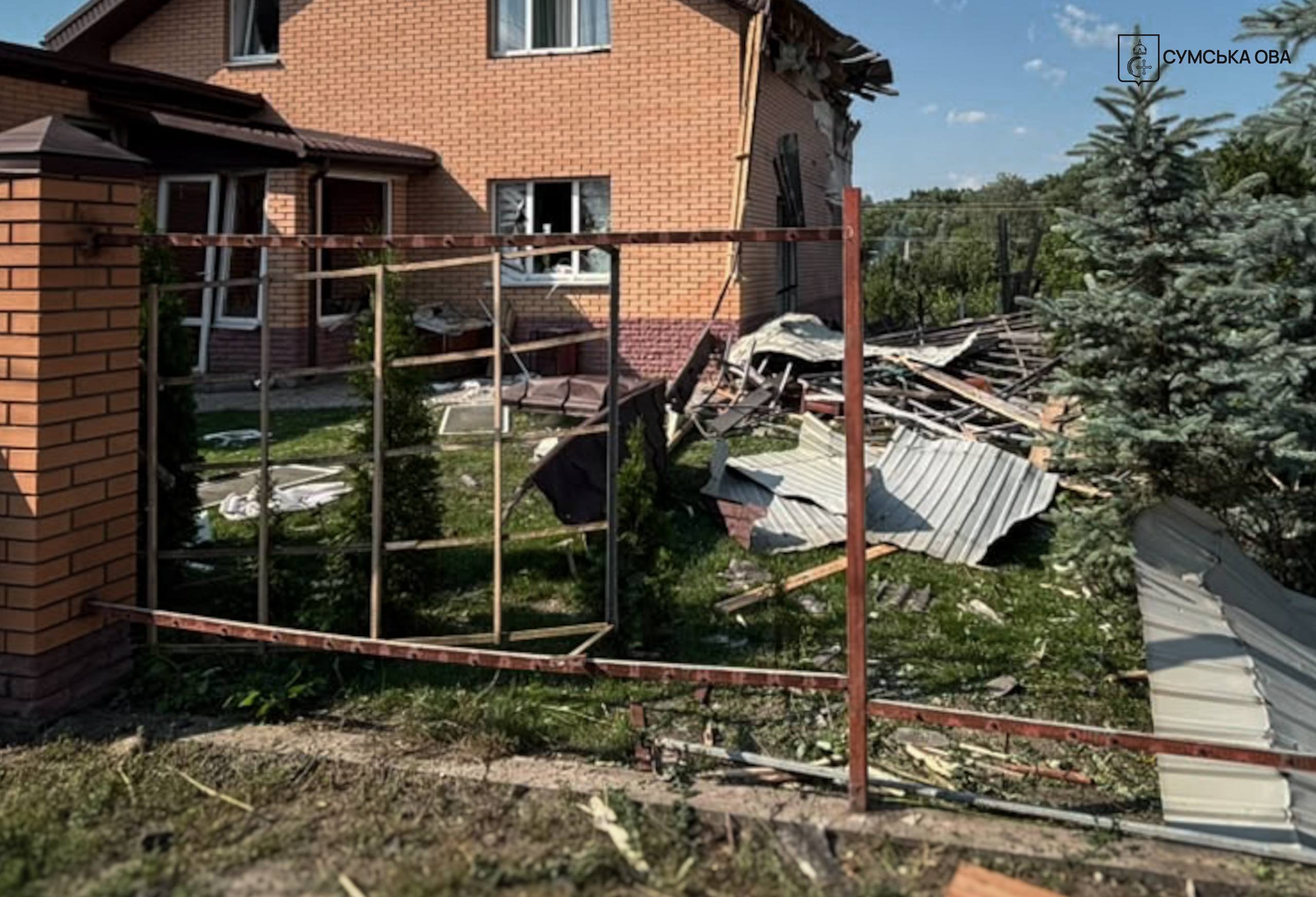 РФ атакувала Суми дронами та авіабомбами: зросла кількість постраждалих, є загиблі фото 1
