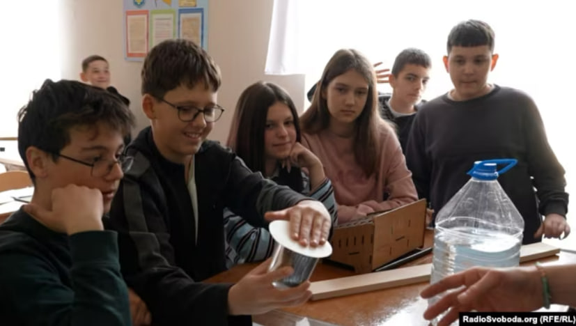 Учні сьомого класу Боярського академічного ліцею під час практичного заняття з фізики під менторством учителя Слави
