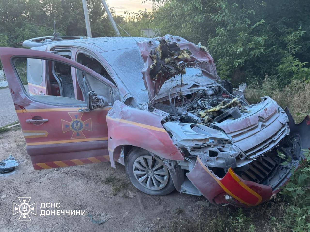 На Донеччині російські війська атакували FPV-дроном автомобіль офіцерів-рятувальників