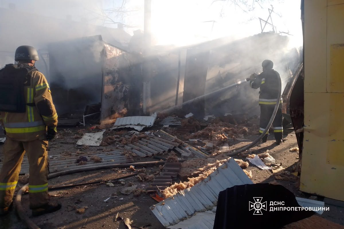 Удар по АЗС на Дніпропетровщині: рятувальники показали наслідки фото 3