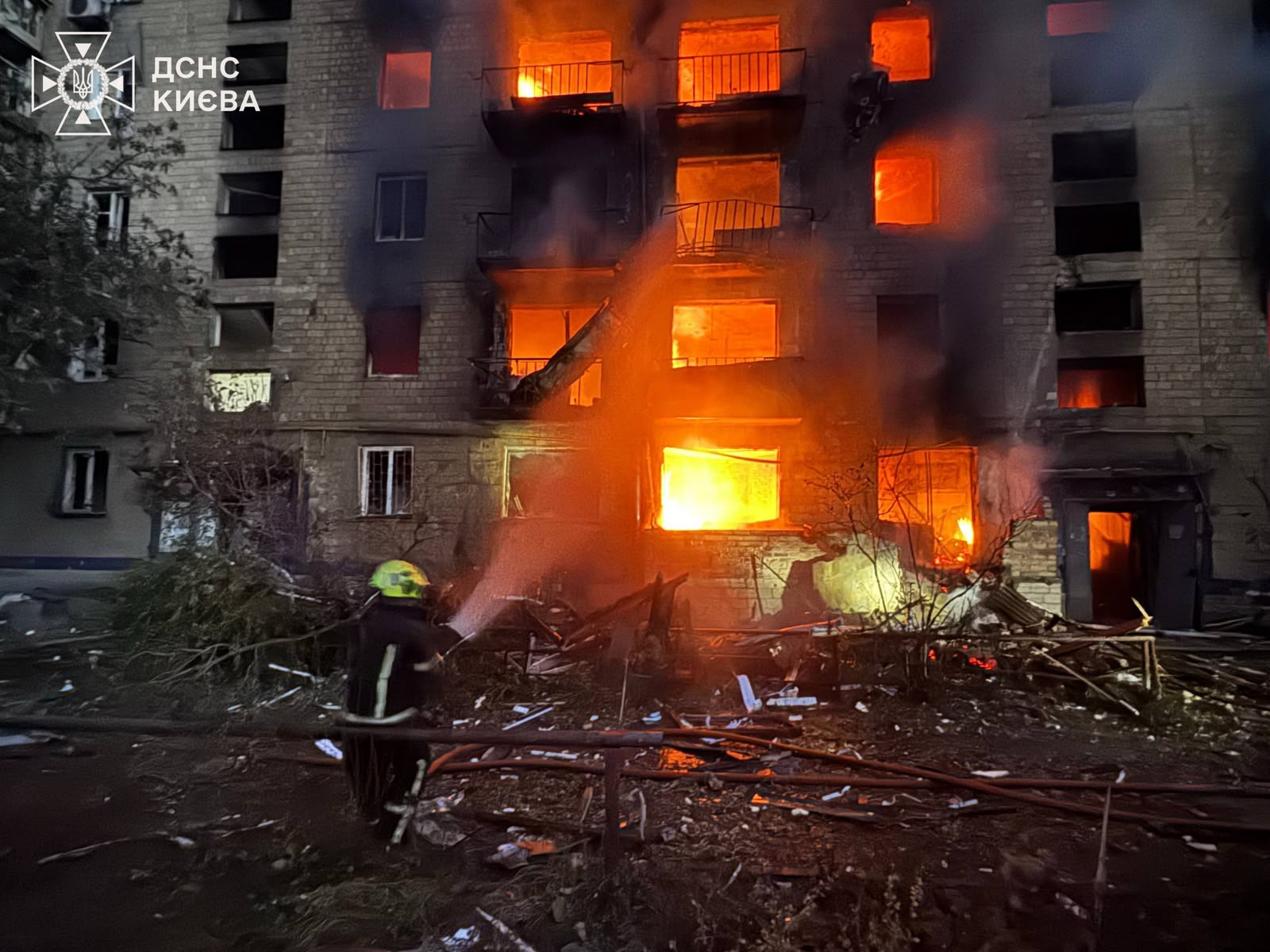 Удар по Києву: рятувальники показали наслідки (фото) фото 8
