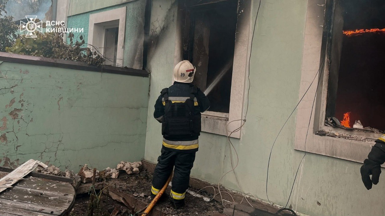 Удар по Київщині: загинуло троє людей, серед постраждалих – співробітники ДСНС фото 3