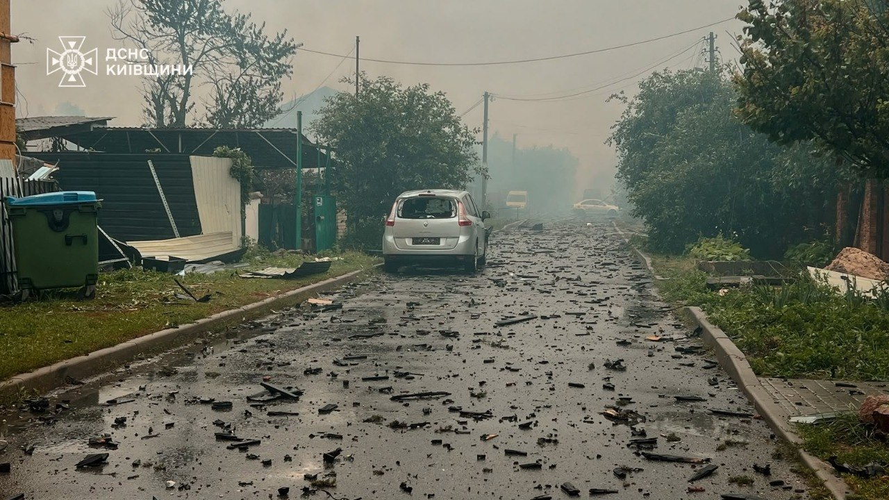 Удар по Київщині: загинуло троє людей, серед постраждалих – співробітники ДСНС фото 4