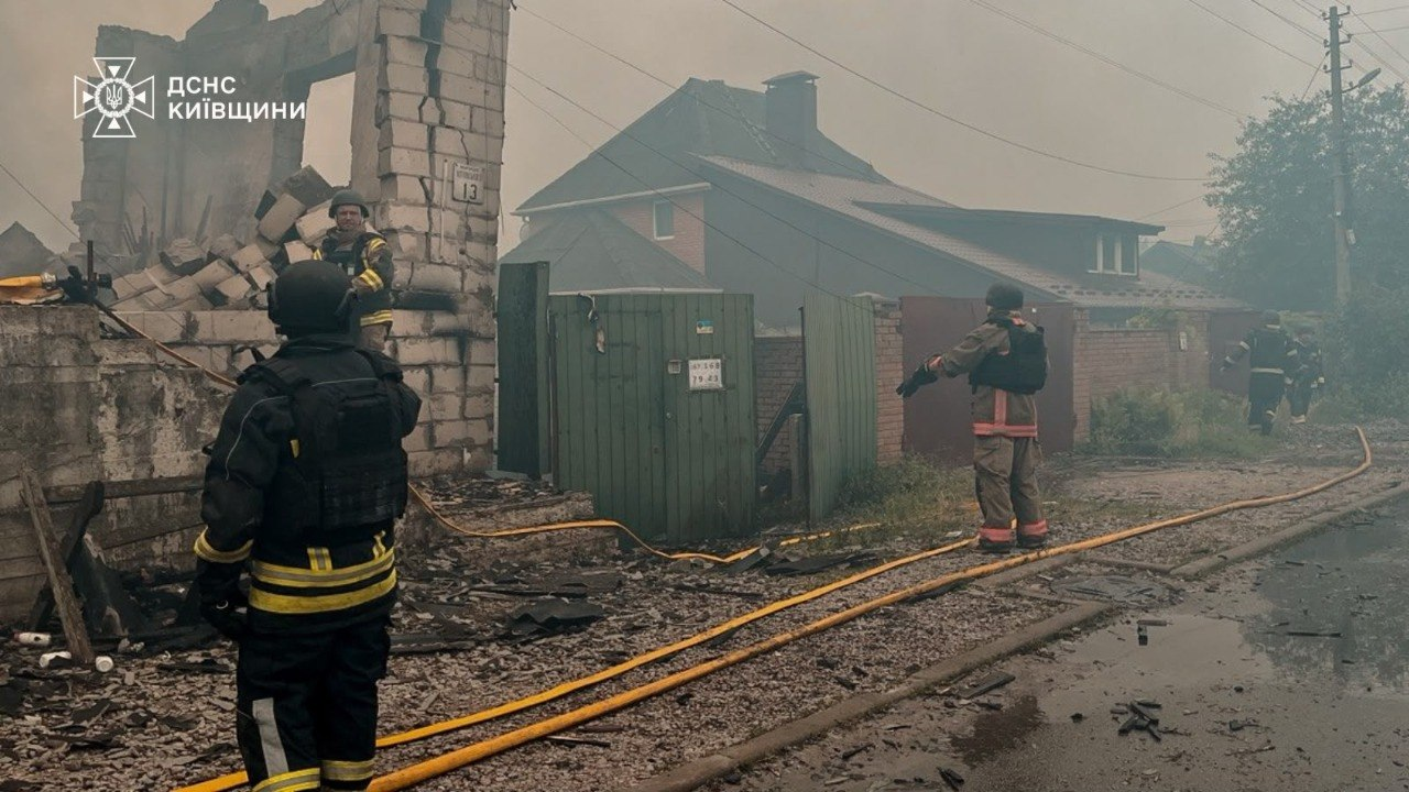 Удар по Київщині: загинуло троє людей, серед постраждалих – співробітники ДСНС фото 2
