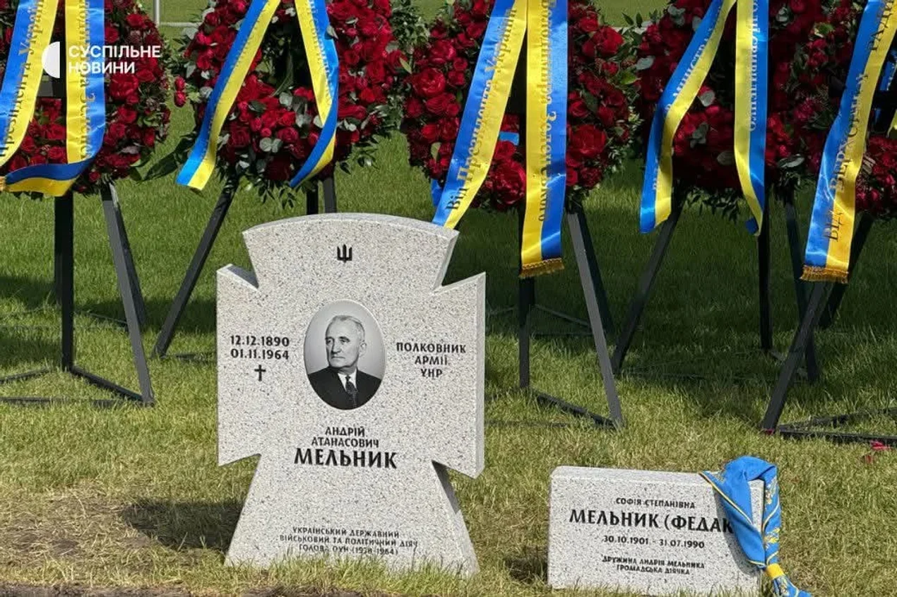 Пам’ятники на могилах Андрія Мельника та Софії Федак-Мельник одразу після перепоховання