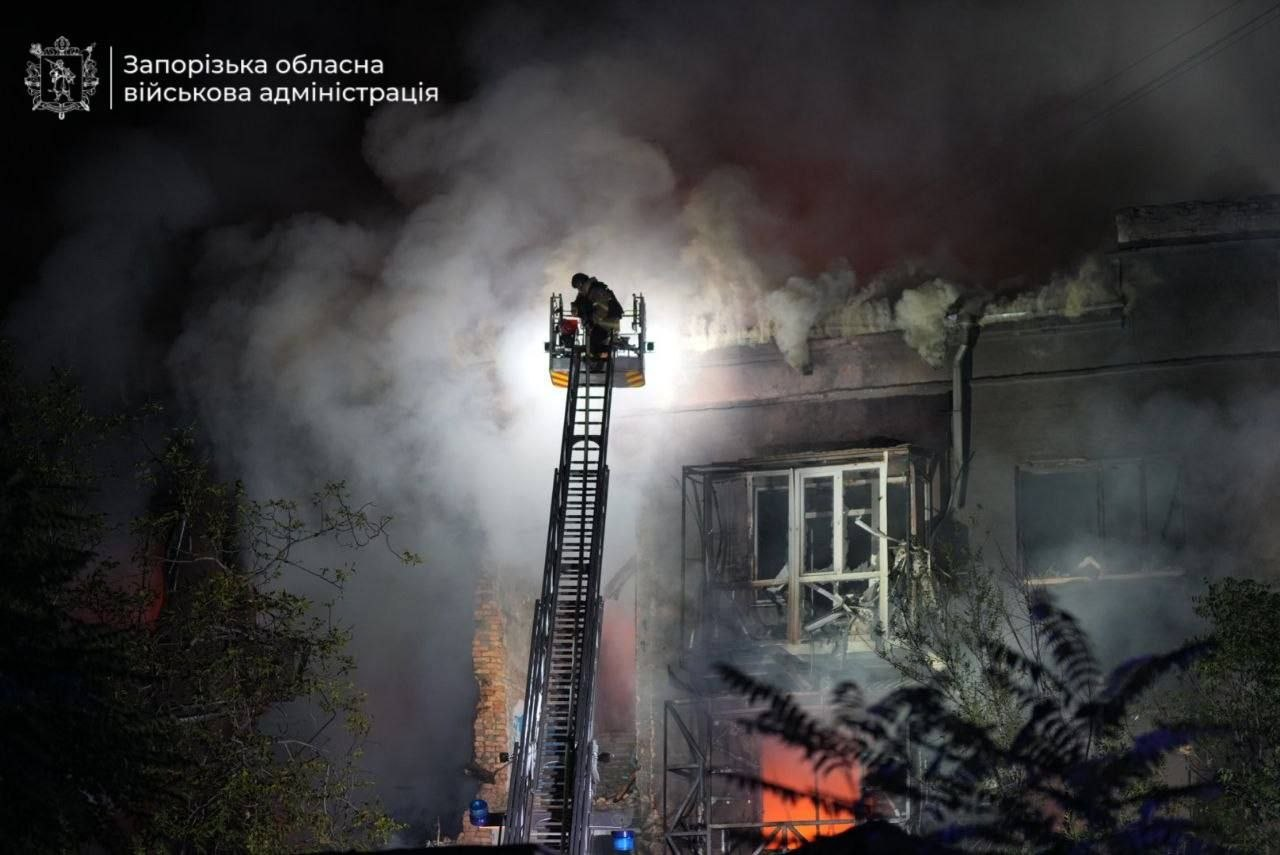 Удар по Запоріжжю: рятувальники дістали з-під завалів тіла загиблих фото 1