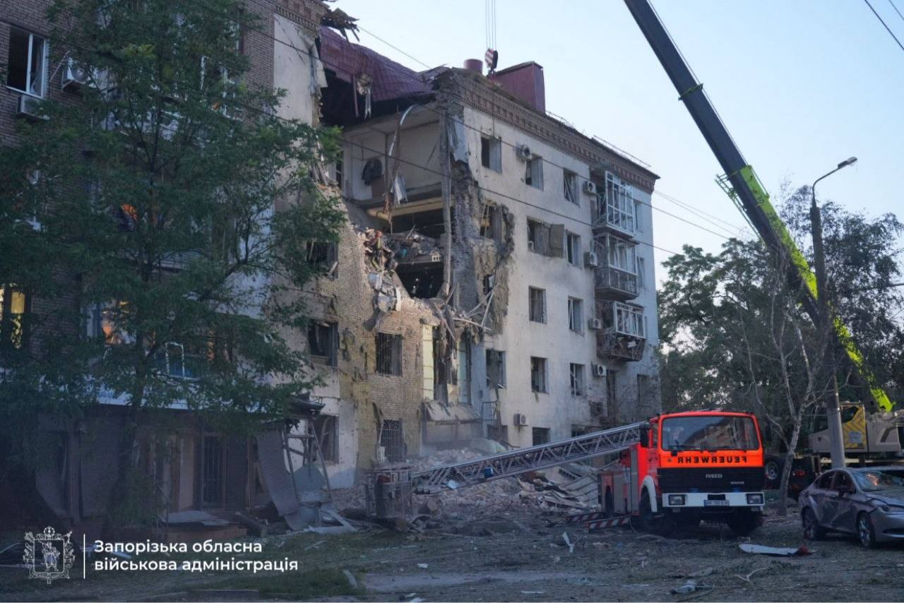 Запоріжжя: під завалами зруйнованої багатоповерхівки знайдено тіло 11-річної дівчинки фото 1