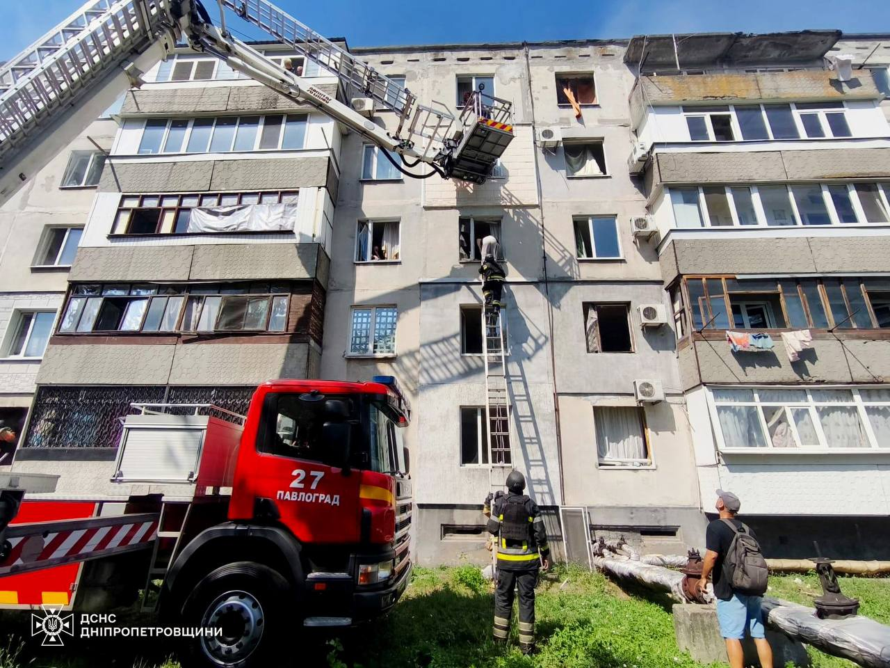 РФ вдарила КАБом по Павлограду: загинули люди, серед постраждалих – однорічна дитина фото 3