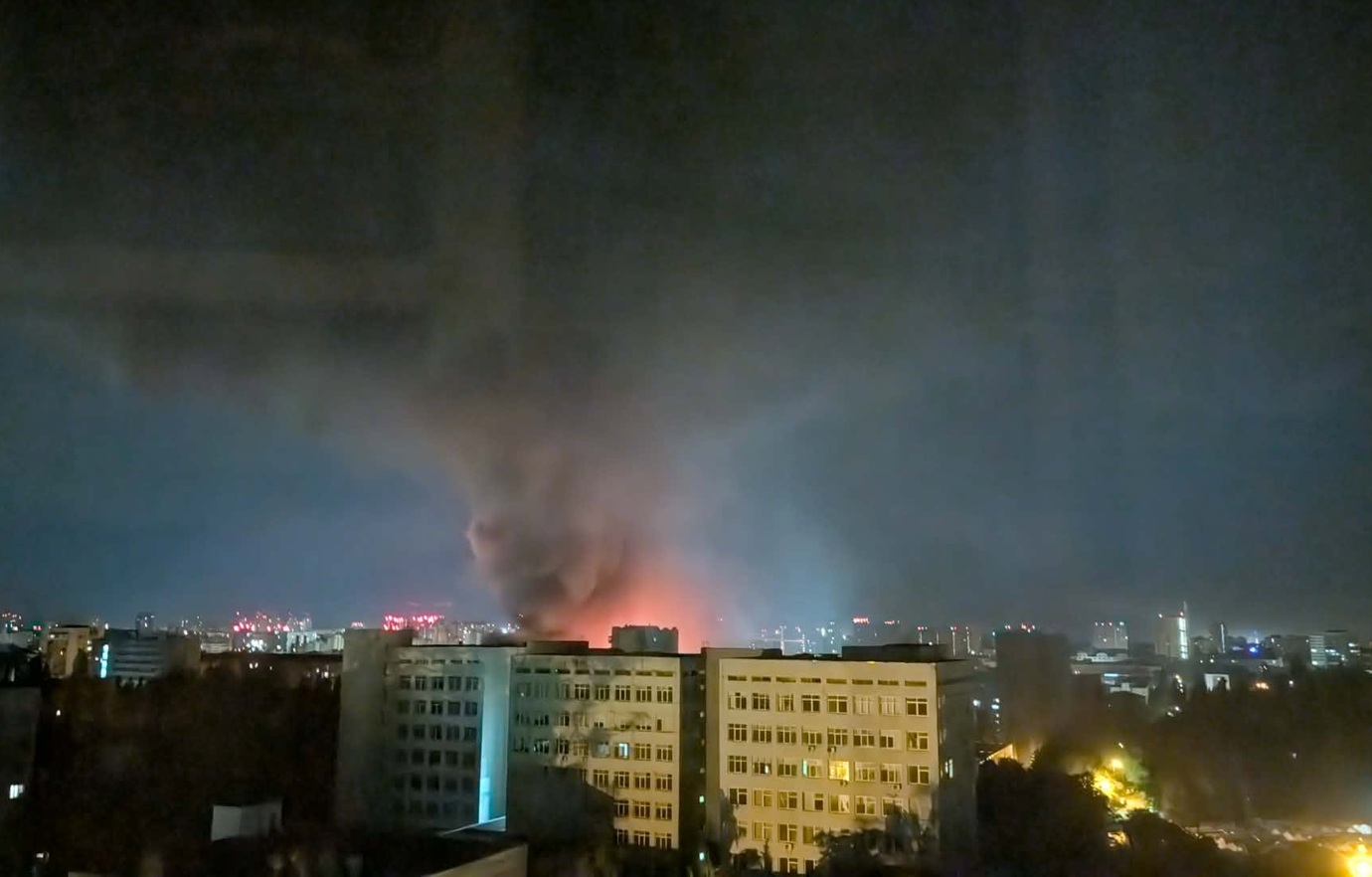ДСНС показала руйнування та пожежі у 5 районах Києва після атаки