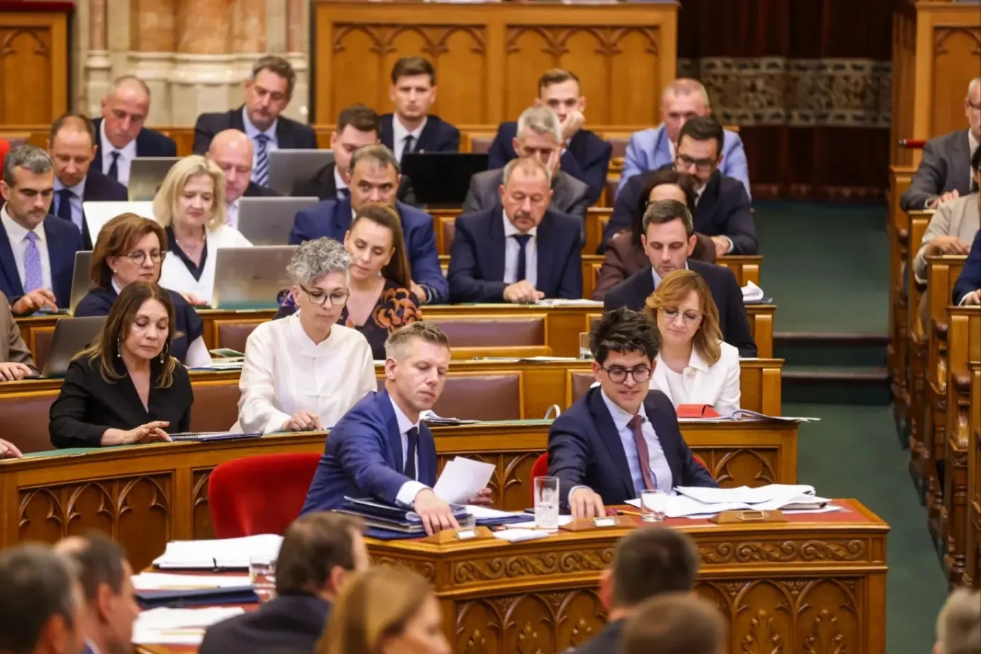 Парламент Угорщини схвалив закон для усунення президента