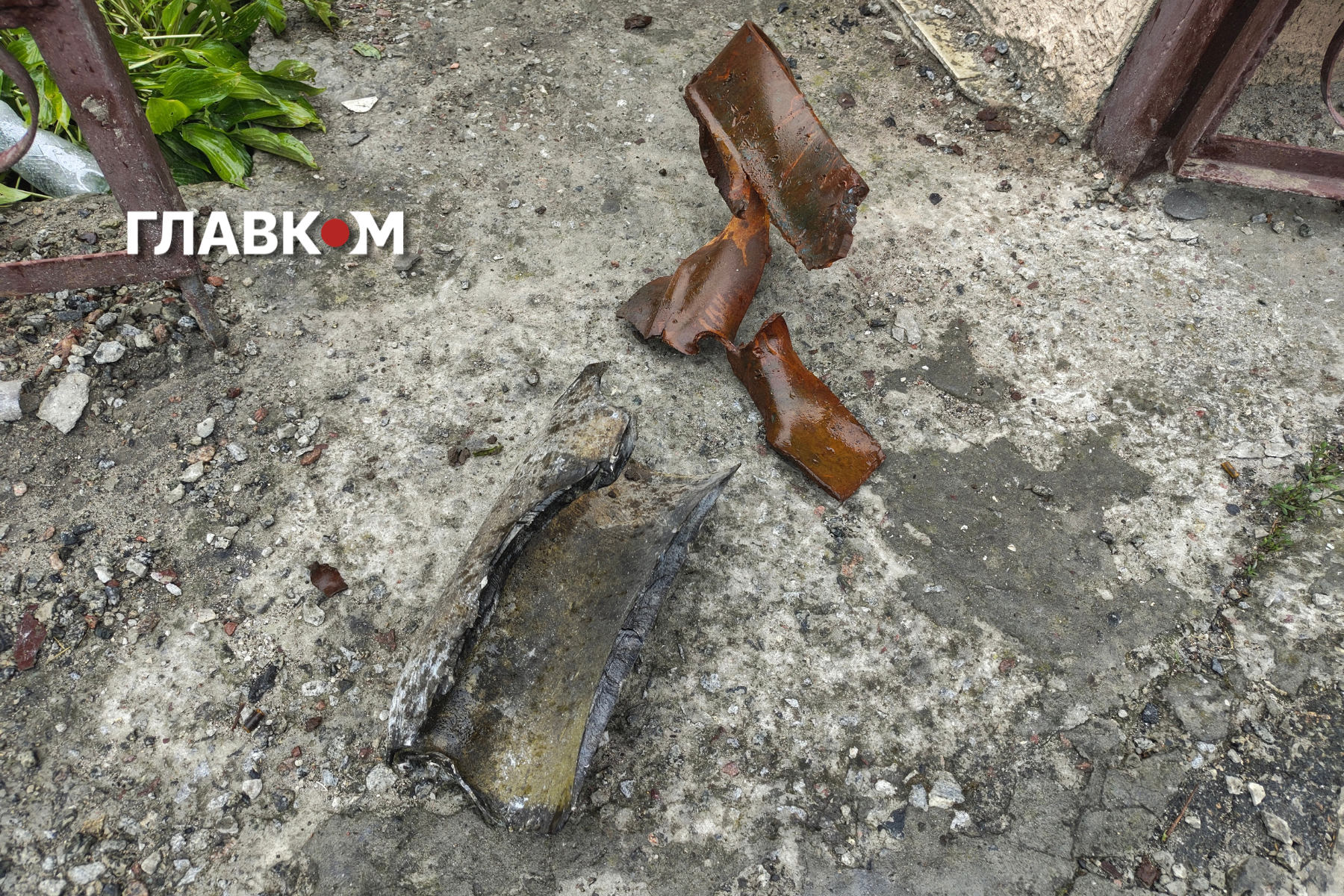 Мешканці Вишневого показали знахідки у своєму дворі після масштабної детонації