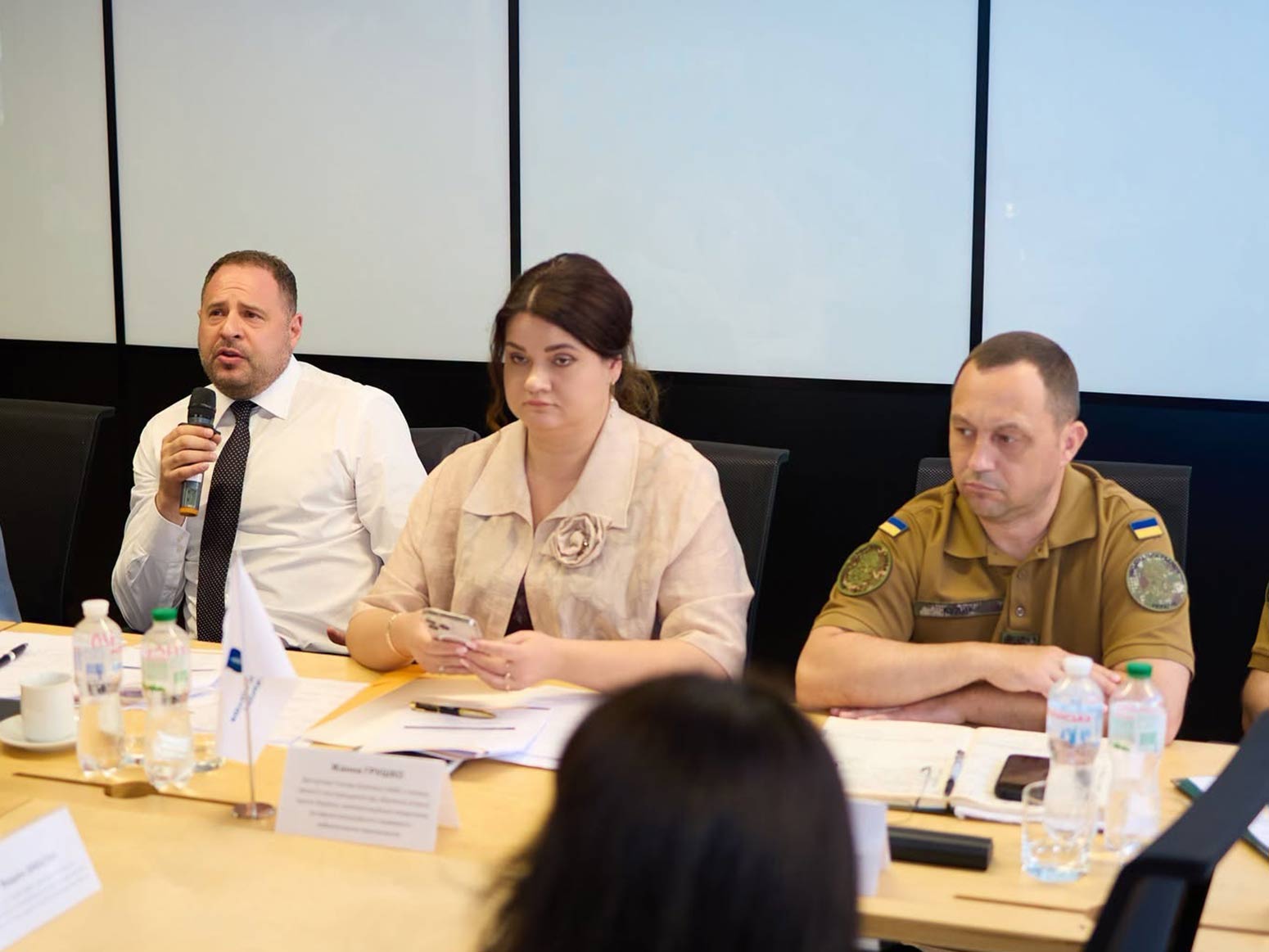 Андрій Єрмак і його заступниця у Комітеті з питань захисту постраждалих від збройної агресії при Національній асоціації адвокатів Жанна Грушко (на фото: зліва направо)