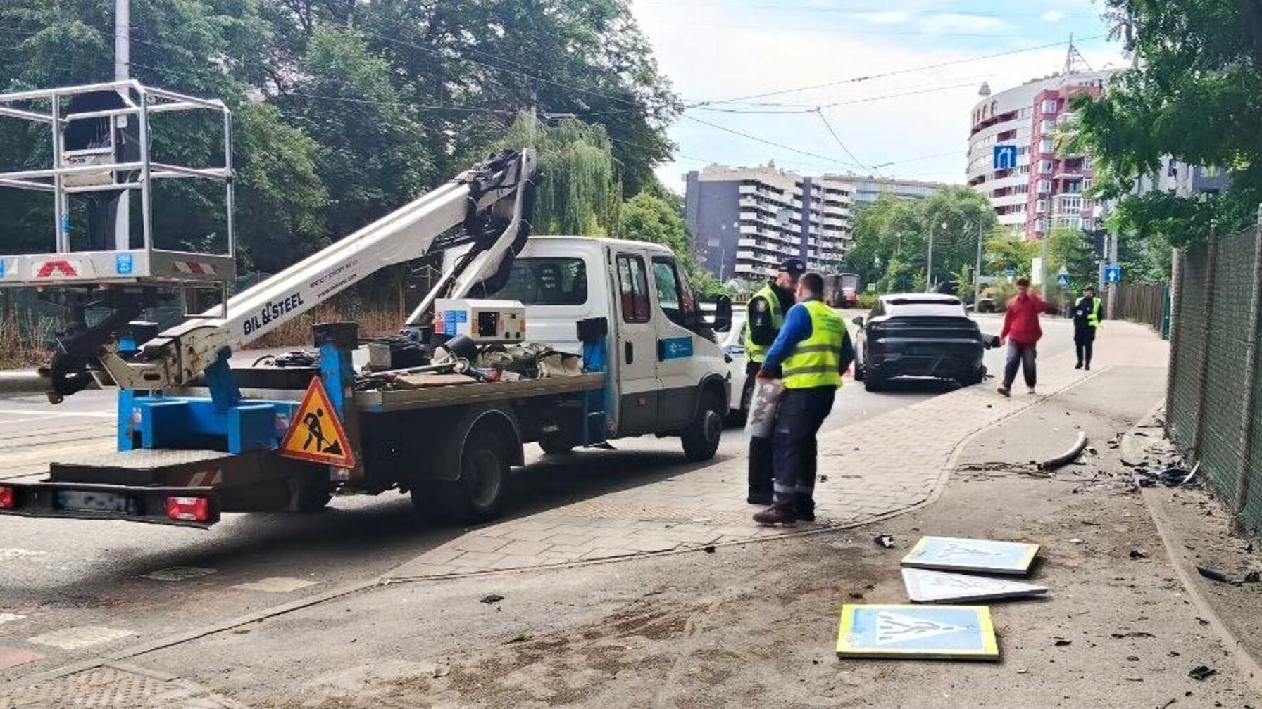 У Львові водій Porsche збив світлофор та пішки втік із місця аварії фото 1