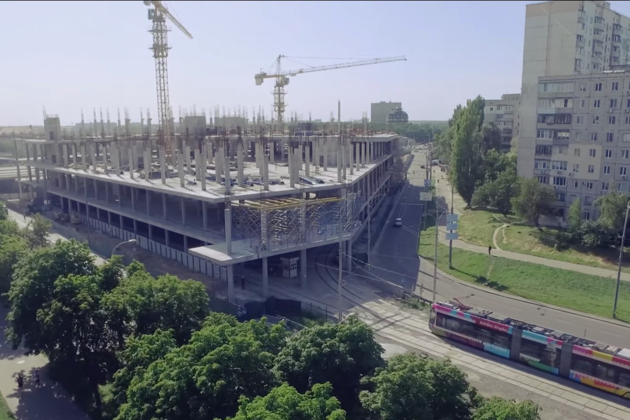 Будівництво ТРЦ April City розгорнули просто над трамвайними коліями і… покинули. Кияни подали е-петицію з вимогою знести недобуд