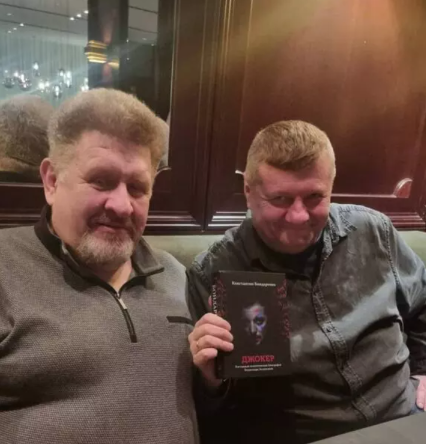 Соратник Вадима Новинського Костянтин Бондаренко дарує Ігорю Мосійчуку свою книгу «Джокер. Справжня біографія Володимира Зеленського»