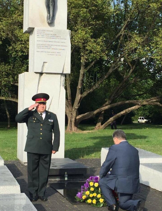 8 липня 2016 року президент України Петро Порошенко став на коліна та поклав квіти до пам’ятника жертвам Волинської трагедії у Варшаві