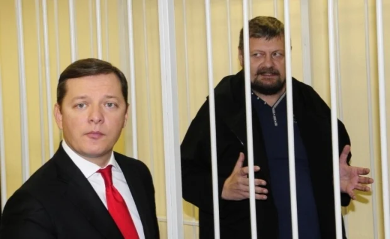 Ексголова фракції Радикальної партії Олег Ляшко провідує свого тодішнього соратника Ігоря Мосійчука в залі суду