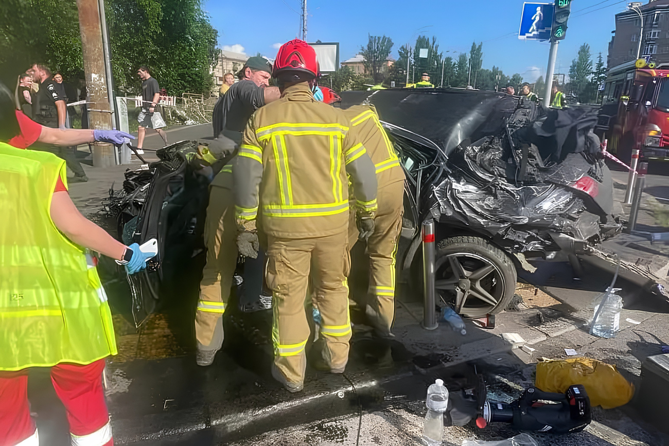 Винуватець ДТП на Караваєвих Дачах рухався на великій швидкості, через що не впорався із керуванням та виїхав на пішохідну зону