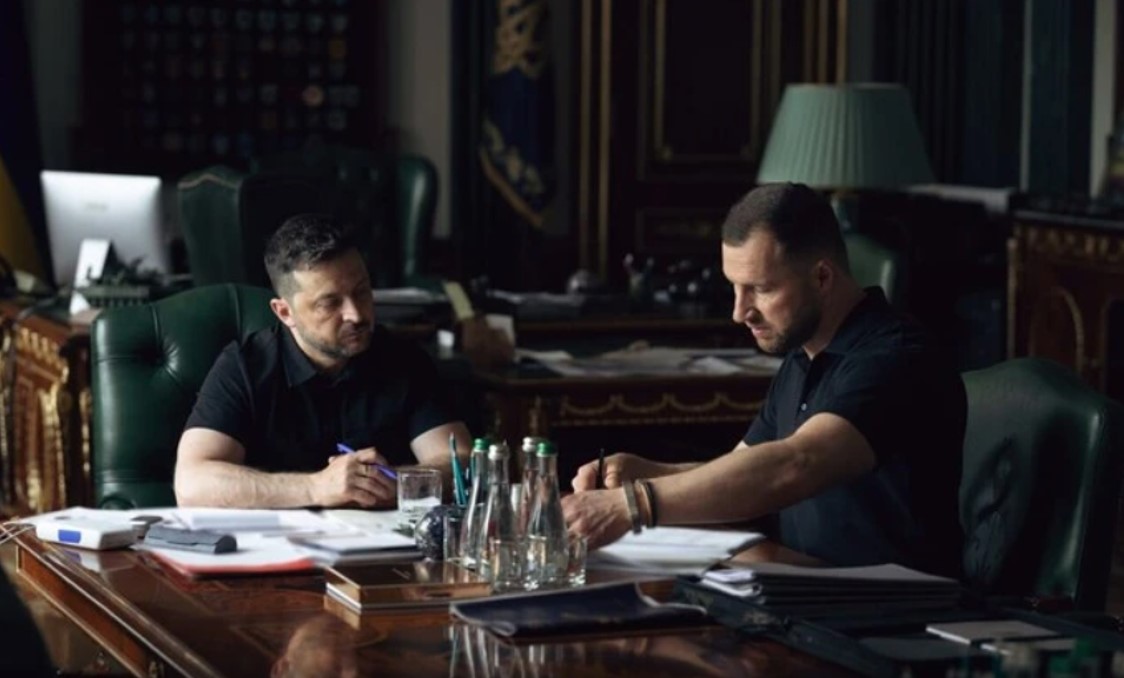 Президент України Володимир Зеленський (на фото з керівником СБУ Євгенієм Хмарою) затвердив 40-денну операцію впливу на державу-агресорку