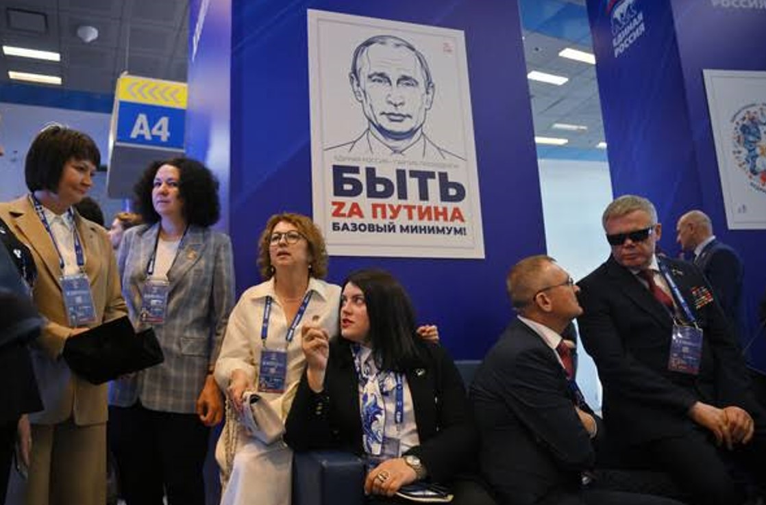 Провладна «Єдина Росія» в своїй передвиборчій кампанії до Держдуми чітко позиціонує себе як партія Путіна
