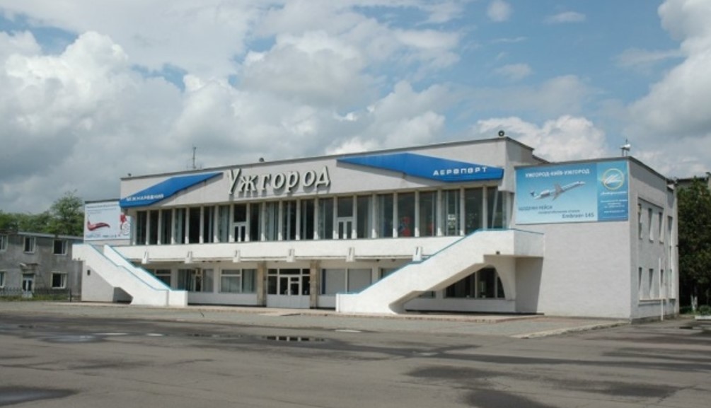 Невеликий аеропорт Ужгорода має суттєву перевагу: від його злітно-посадкової смуги до лінії державного кордону зі Словаччиною – лише 100 метрів