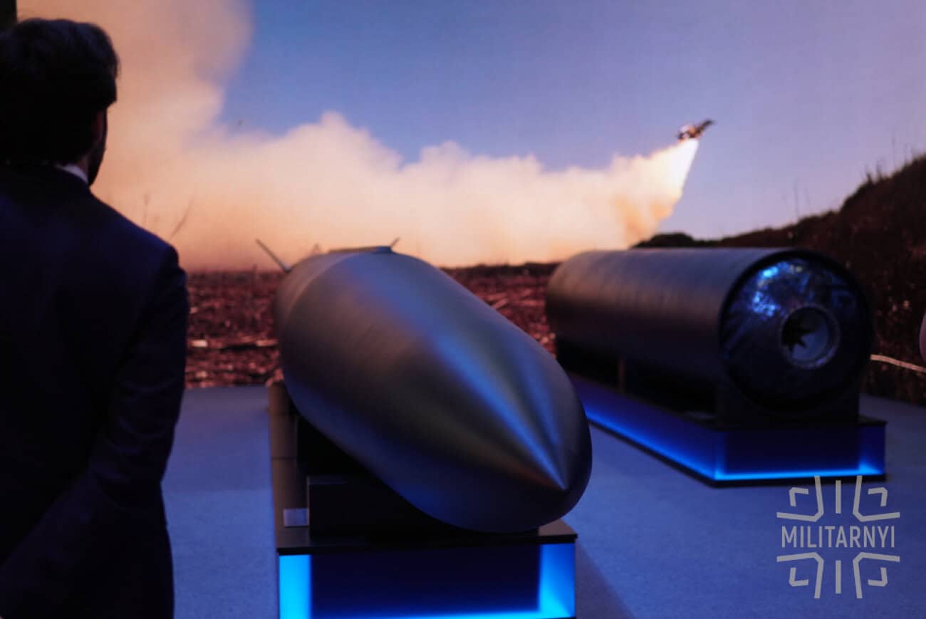 Макет балістичної ракети FP-9 та її ракетного двигуна