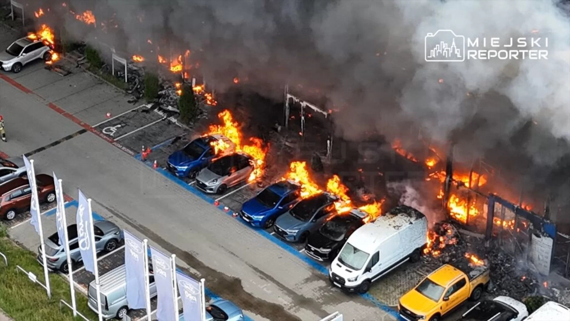 У Варшаві спалахнув автосалон Ford: вогонь охопив десятки авто (фото) фото 3
