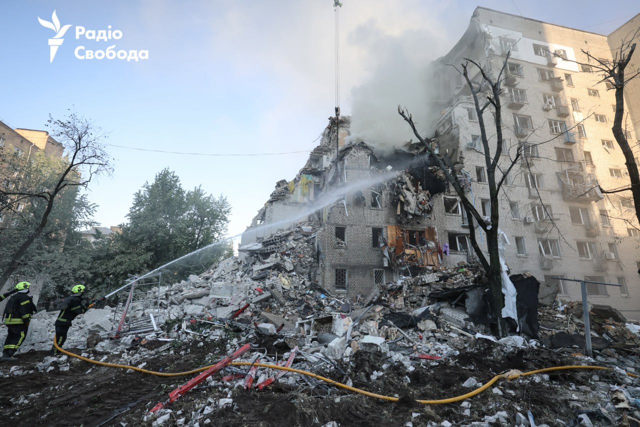 Зруйнований атакою РФ будинок у Дарницькому районі столиці