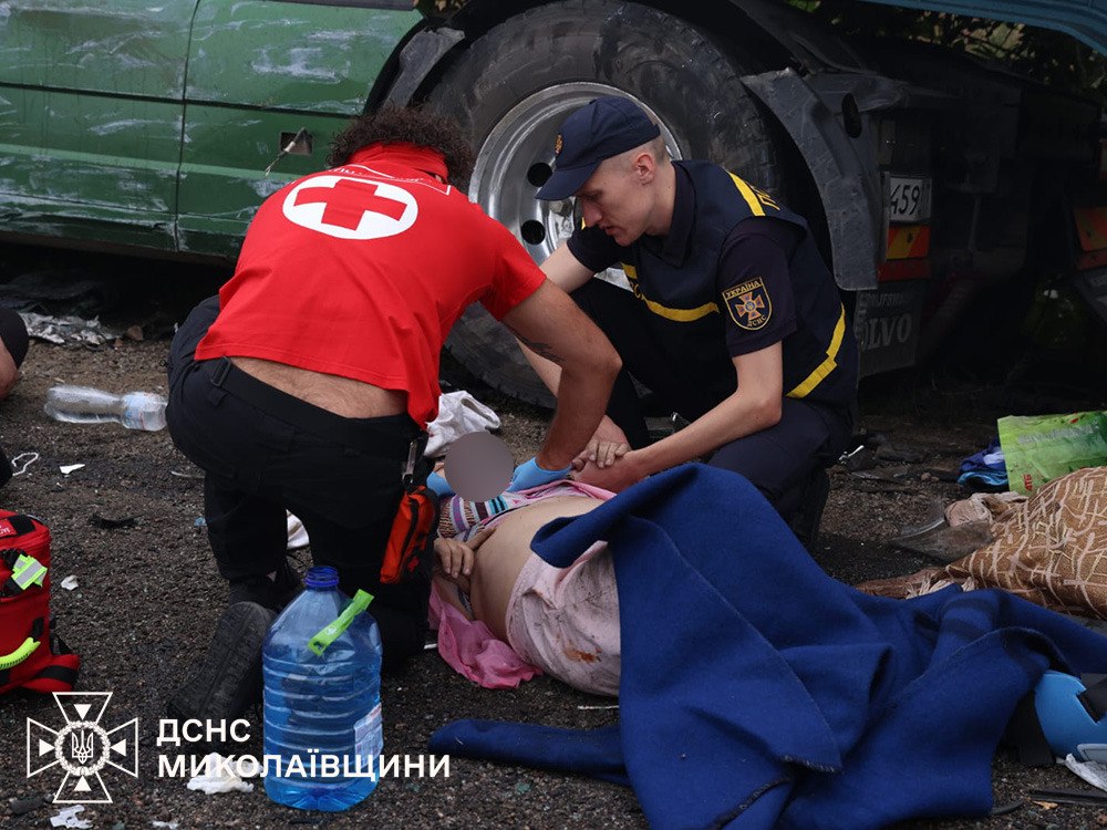 Глава МВС доповів Зеленському про автотрощу на Миколаївщині, в якій загинули 12 людей фото 2