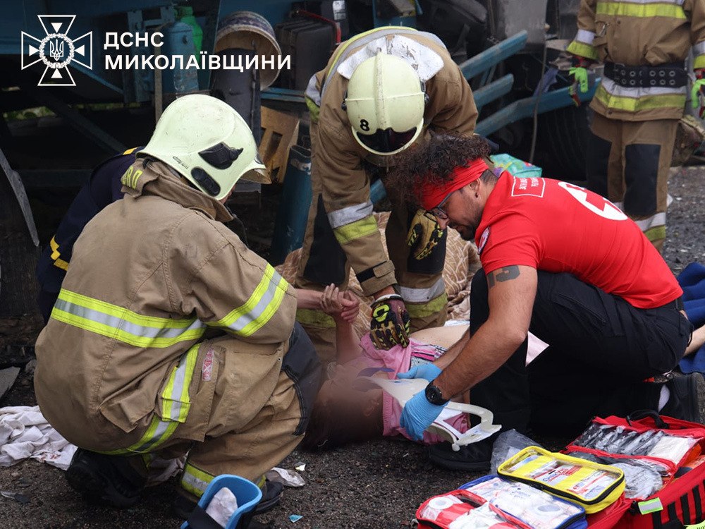 Глава МВС доповів Зеленському про автотрощу на Миколаївщині, в якій загинули 12 людей фото 3