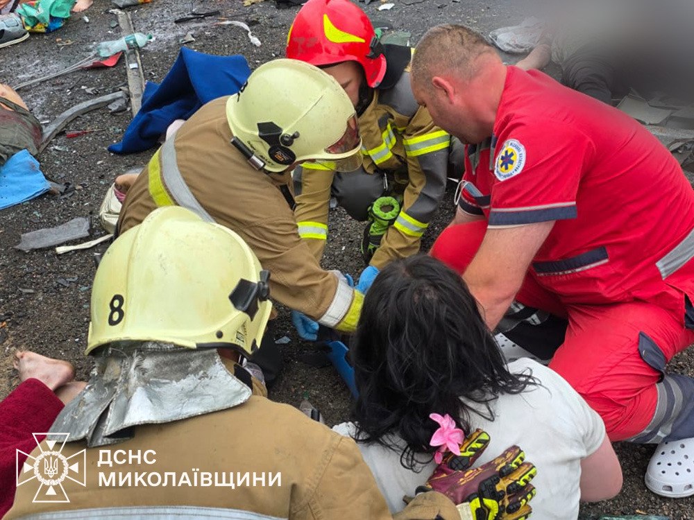 Глава МВС доповів Зеленському про автотрощу на Миколаївщині, в якій загинули 12 людей фото 5