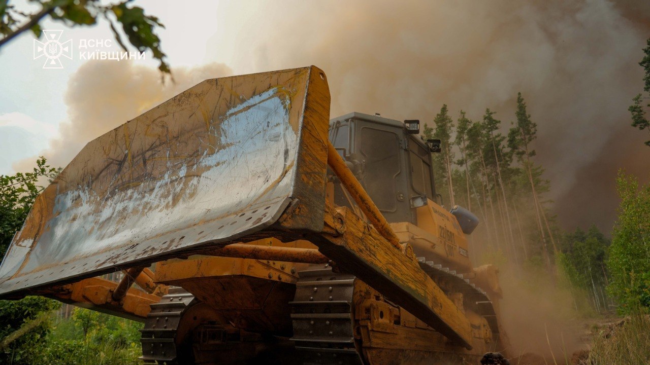 Рятувальники ліквідували масштабну пожежу в Чорнобильській зоні (фото, відео) фото 3