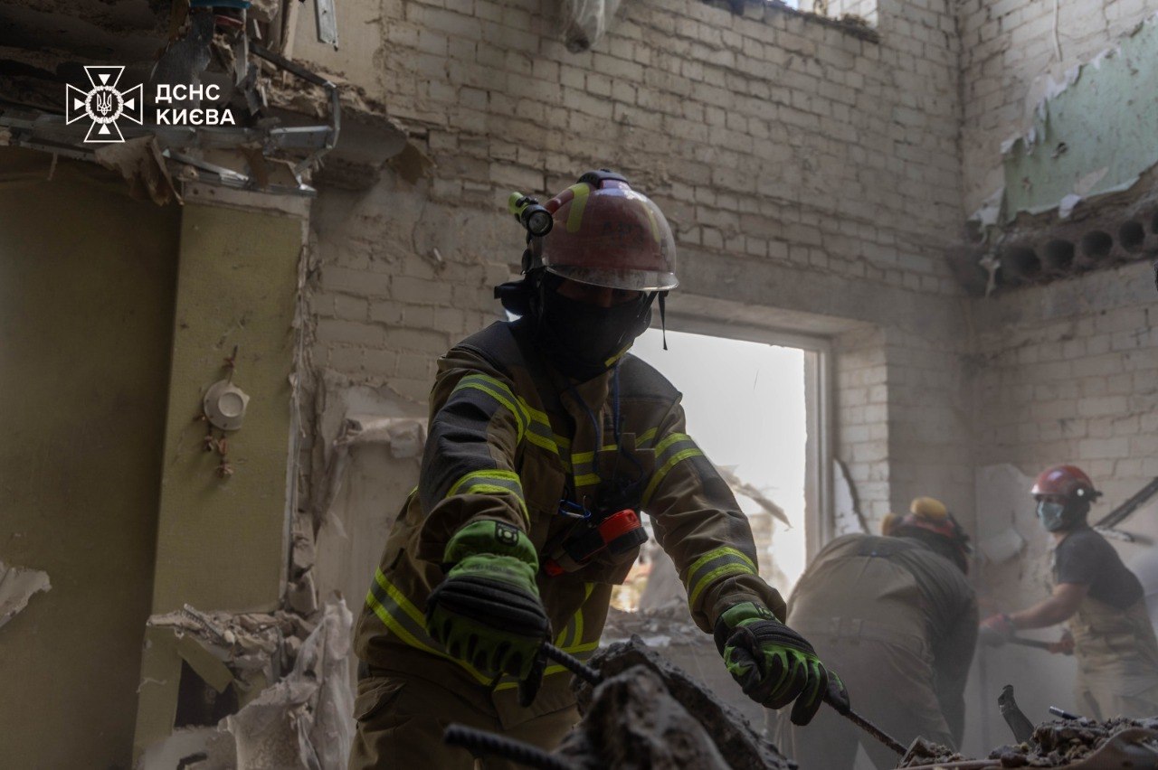 Рятувальники завершили розбір завалів у столичній багатоповерхівці, кількість жертв знову зросла фото 1