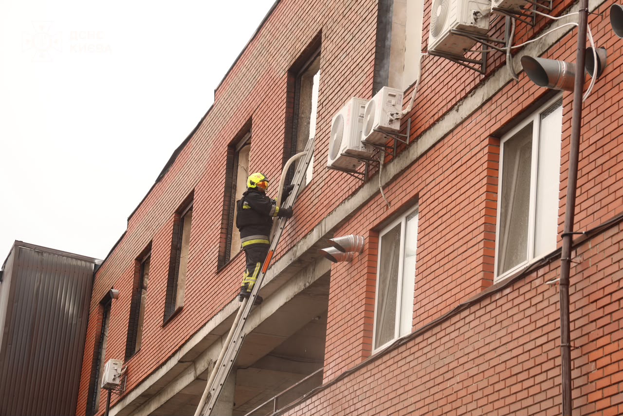 Рятувальники ліквідували пожежу у Деснянському районі