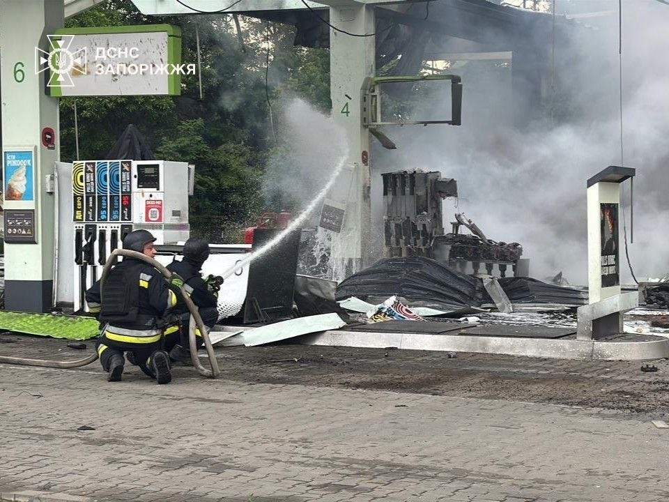 Рятувальники показали фото наслідків російського удару по АЗС у Запоріжжі фото 2