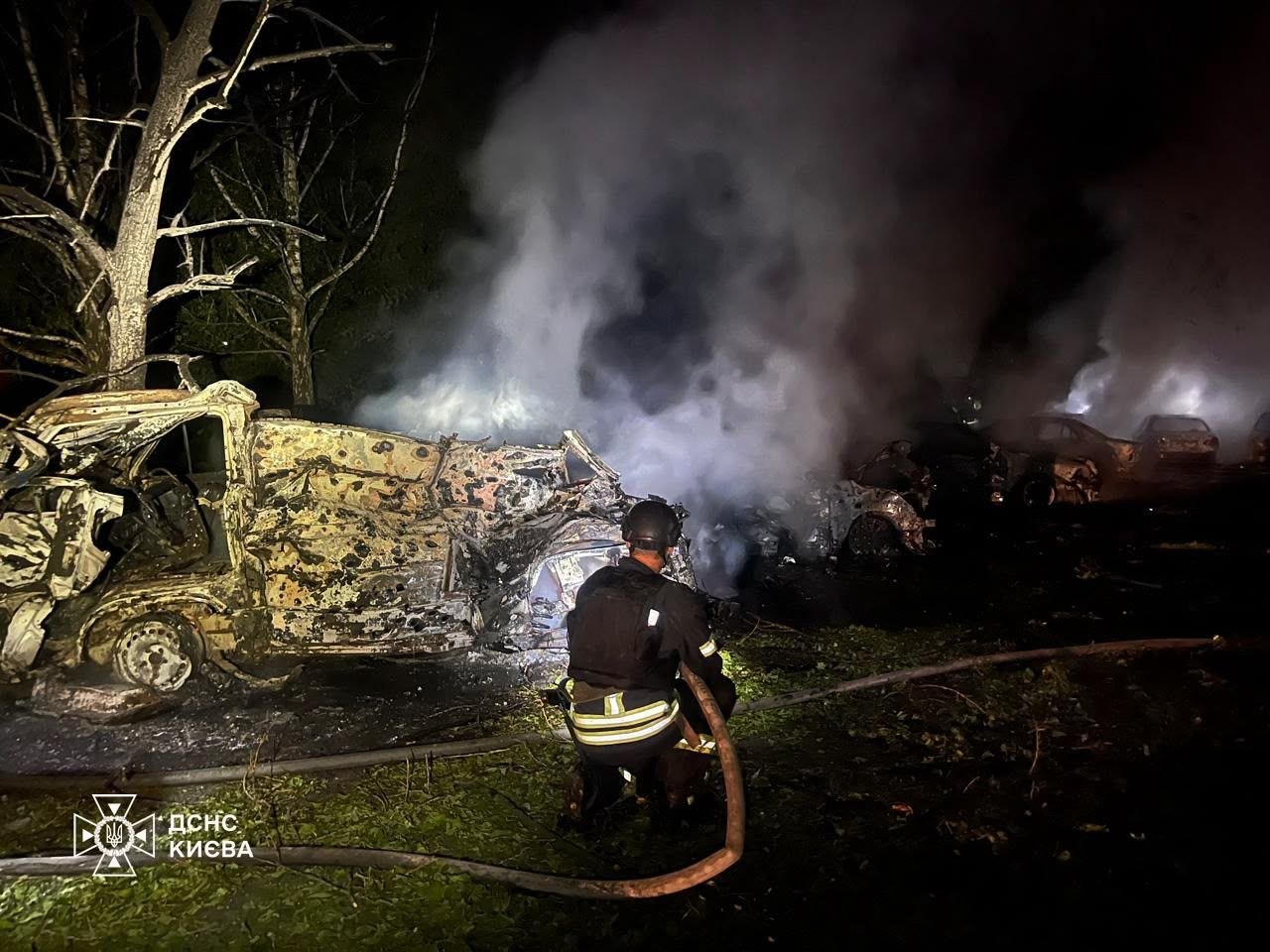 Удар по Києву: ДСНС показала наслідки в Голосіївському та Дарницькому районах фото 1