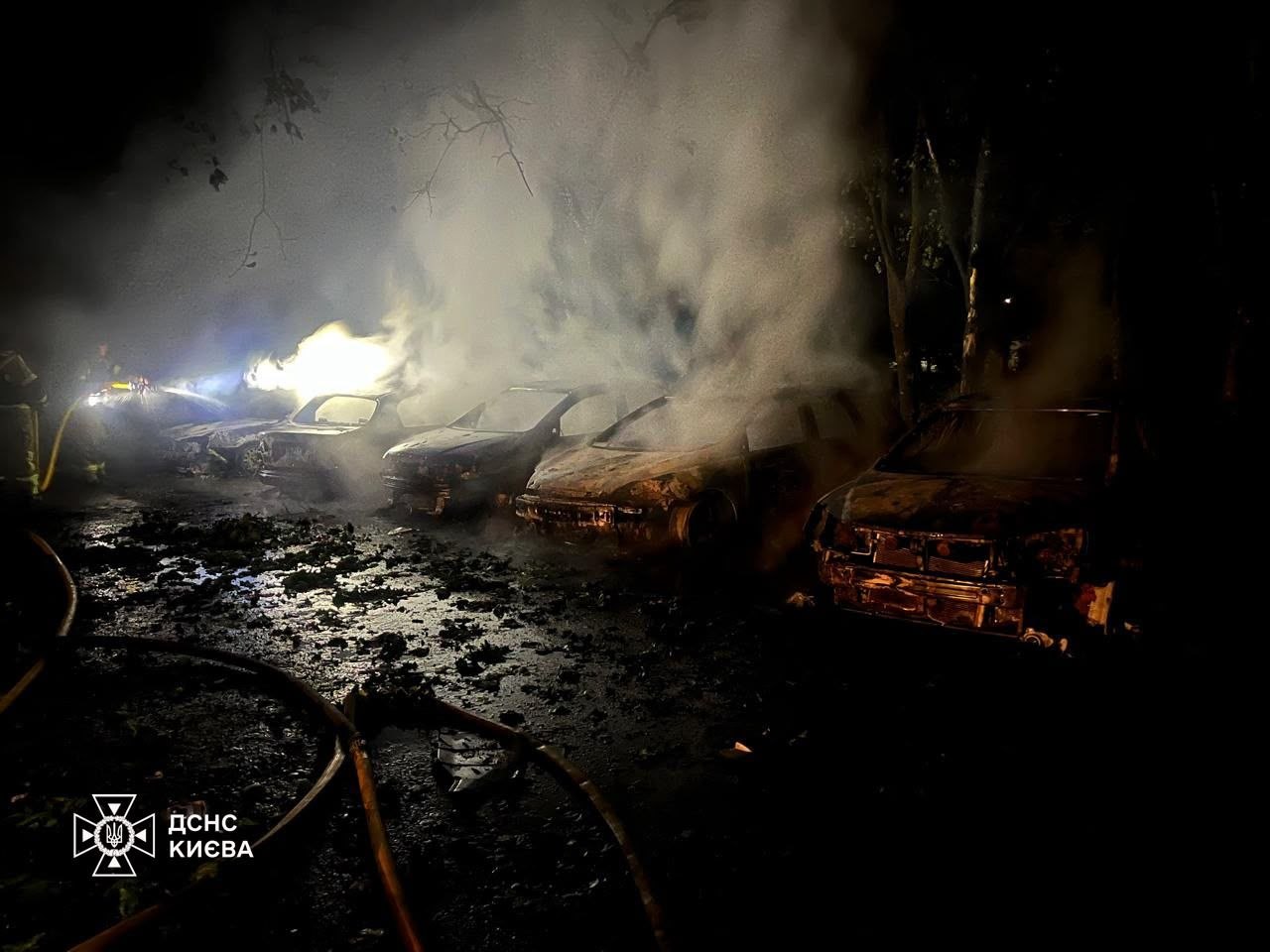 Удар по Києву: ДСНС показала наслідки в Голосіївському та Дарницькому районах фото 5