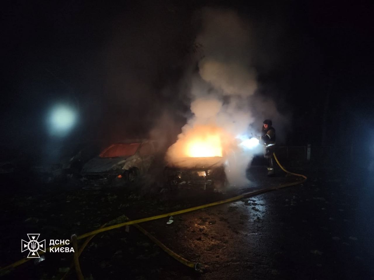 Удар по Києву: ДСНС показала наслідки в Голосіївському та Дарницькому районах фото 3
