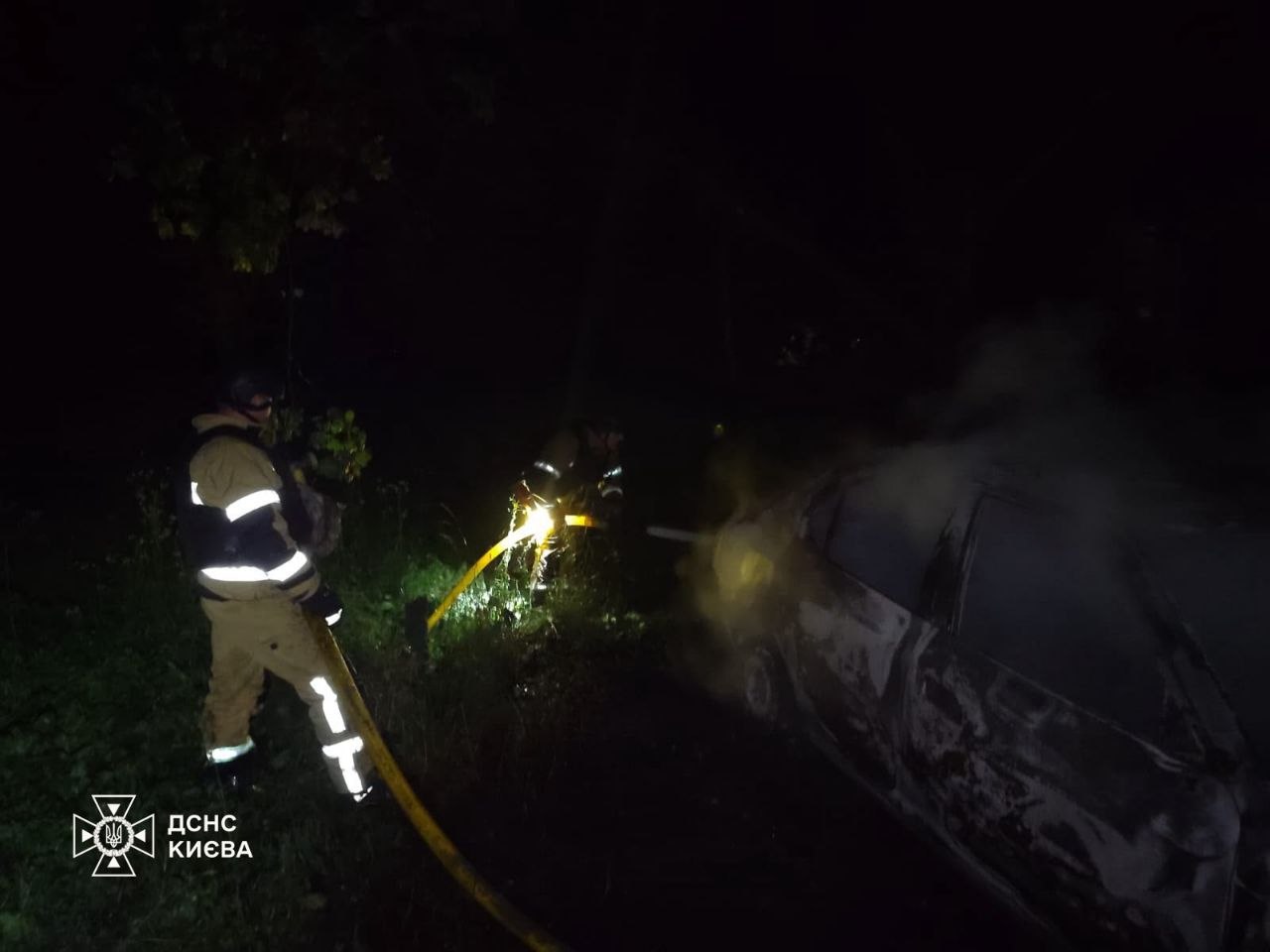 Удар по Києву: ДСНС показала наслідки в Голосіївському та Дарницькому районах фото 2